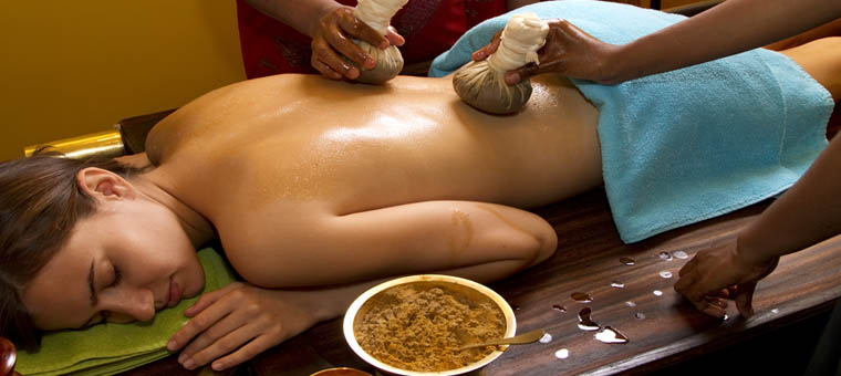 Ayurveda_traditional_oil_back_massage-2
