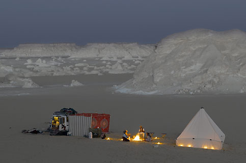 Campement dans le désert au milieu des montagnes