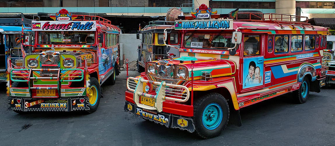 Jeepneys-auf-den-Philippinen-a22680477