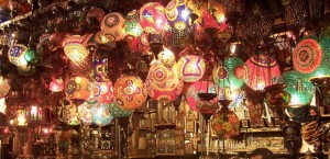 Étal de lampes au marché d’Istanbul