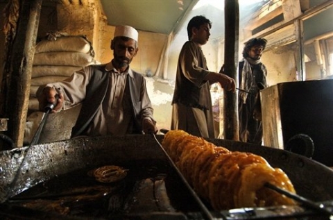 Jalebi, également connu sous le nom Zulbia, est une douceur populaire dans les pays d'Asie du Sud, d'Asie de l'Ouestet d'Afrique du Nord. Elle est faite à partir de friture d'une farine de blé (Maida) de pâte à bretzel ou circulaires formes, qui sont ensuite trempées dans du sirop de sucre. Ils sont particulièrement populaires en Asie du Sud pendant le Ramadan et Diwali.