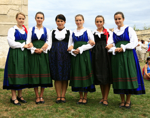 hongrie Hungarian-Folk-Costumes-Tudor-Seulean