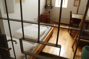 Une chambre cellule dans l'hôtel Celica