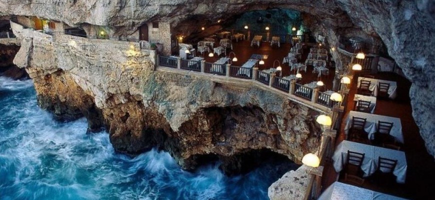 italie restaurant-bord-mer-falaise-870x400