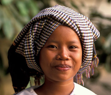 jeune-femme-avec-foulard-cambodgien