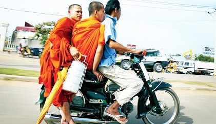 monks-ride-moto-taxi1