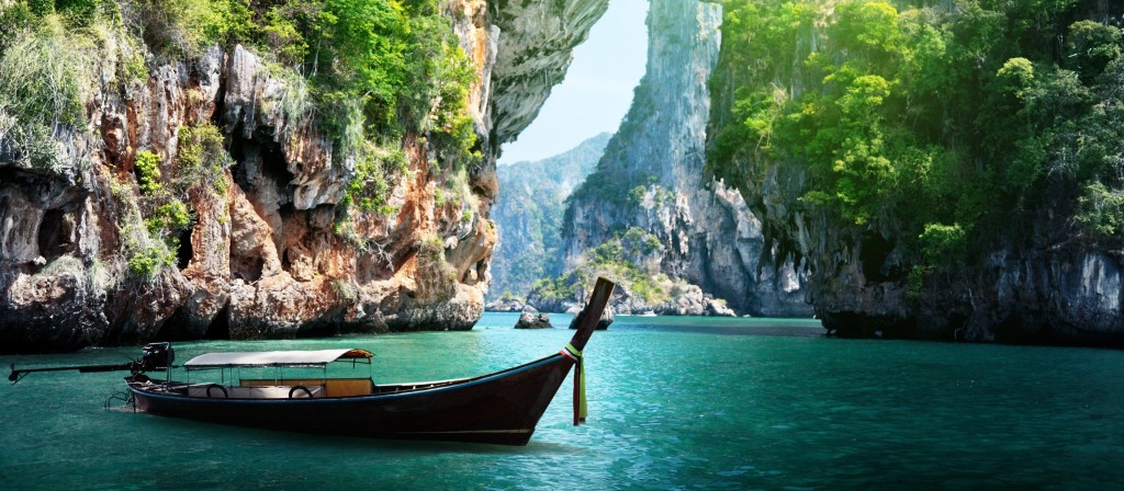 thailande long-boat-and-rocks-on-railay-beach-in-Krabi-Thailand-e1390752231162
