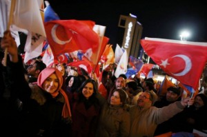 Partisans de l'AKP, à Ankara. Le parti islamo-conservateur du Premier ministre turc Recep Tayyip Erdogan, arrive en tête aux élections municipales de dimanche, selon les premières estimations diffusées à la télévision. /Photo prise le 30 mars 2014/REUTERS/Umit Bektas