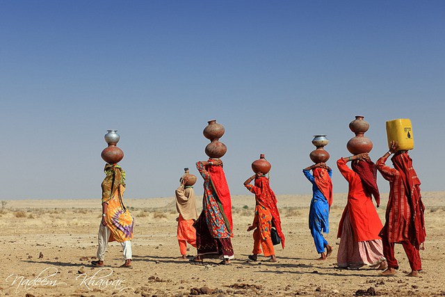 water_carrying_women_cholistan_nadeemkhawar
