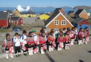 groenland school_children_in_traditional_greenlandinc_dress_upernavik_greenland_photo_wiki
