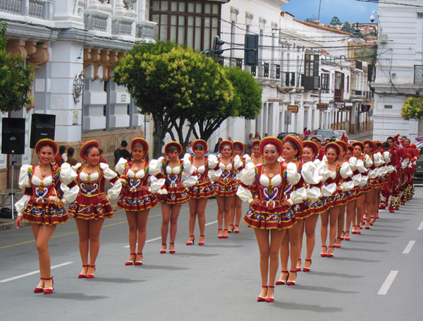 bolivie Sucre-DancingWomenPlaza