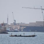 Pirogue de pêcheurs dans la zone portuaire de Dakar