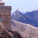 La Grande Muraille - Vers 220 av. J.-C. Qin Shin Huang entreprit de réunir des tronçons de fortifications existants pour en faire un système défensif cohérent contre les invasions venues du nord.