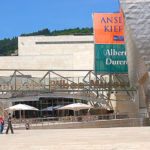 Le musée Guggenheim de Bilbao est un musée d'art moderne et contemporain situé à Bilbao au Pays basque espagnol qui a ouvert au public en 1997