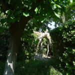 Dans le jardin de la maison-musée du château Gala Dali, la sculpture de l'éléphant dans la végétation
