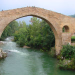 Pont romain aux 5 arches où s'écoule une rivière qui fait le bonheur des pêcheurs