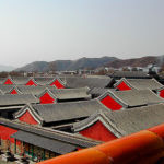Cité interdite . La construction fut ordonnée par Yongle, troisième empereur de la dynastie Ming, et réalisée entre 1406 et 1420. Ce palais, d'une envergure inégalée — il s'étend sur une superficie de 72 ha