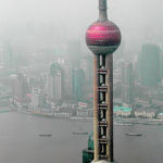 La Tour Jin Mao est un gratte-ciel situé à Shanghai. Il se trouve dans le quartier de Pudong, au cœur de Lujiazui, le quartier des affaires de la ville.