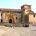 Collégiale de Santillana del Mar. C'est après le départ des bénédictins quele vieux monastère devint collégiale