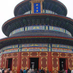 Temple du Ciel, autel sacrificiel impérial à Beijing. Patrimoine mondial de l'UNESCO depuis 1998. Sa disposition symbolise la croyance chinoise que la Terre est carrée et le Ciel rond