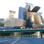 Musée Guggenheim de Bilbao La structure innovante du bâtiment a été dessinée par Frank Gehry dans le style qui l'a rendu célèbre. Sa silhouette est le fruit d'un assemblage singulier de pierre, de verre et de titane