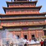 Le temple de Puning est à l'image du Monastère de Samye, un site Lamaiste du Tibet. Quoique le temple antérieur soit de style chinois, on retrouve dans ce complexe architectural les styles Chinois et Tibétains