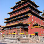 Le Temple de Puning abrite également la plus grande statue au monde d'un Bodhisattva en bois (22,28 mètres de haut et 110 tonnes)