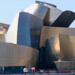 Musée Guggenheim de Bilbao. Le musée devint rapidement un des bâtiments contemporains les plus connus et appréciés au monde, faisant énormément pour le renouveau et la notoriété de la ville