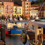Ribadesella, les Asturies c'est aussi des villages de pêcheurs où il fait bon de vivre ; son phare, ses tableaux de Mingote à l'extrémité de la promenade maritime