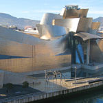 Guggenheim-bilbao-Façade nord du musée, le long de la ria de Bilbao. Son impact sur la ville est depuis nommé par les chercheurs par l'expression « Effet Guggenheim »