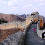 Grand ouvrage défensif militaire voulu par une succession d'empires chinois, la Grande Muraille fut construite en continu du IIIe siècle avant J.-C. au XVIIe ...