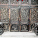 Porte prestigieuse, sculptée avec art