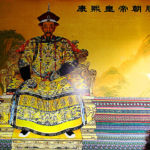 L'empereur de la dynastie Qing Xuányè 玄晔 Kāngxī 康熙, en translittération EFEO Kang-Hi, est né le 4 mai 1654 à Pékin dans la Cité interdite et mort le 20 décembre 1722.
