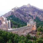 La Grande Muraille, aussi appelé _Les Grandes Murailles_ est un ensemble de fortifications militaires chinoises construites, détruites et reconstruites en plusieurs fois et à plusieurs endroits