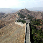 La Grande Muraille de Chine dans un panorama montagneux. En moyenne, la muraille mesure 6 à 7 m de hauteur, et 4 à 5 m de largeur