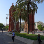 Porte magnifiquement sculptée Esplanade Barcelone
